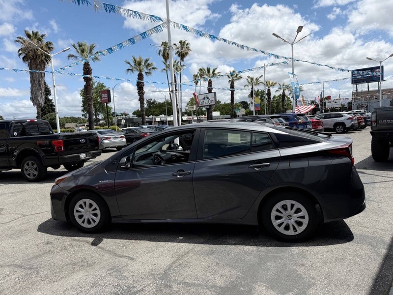 Toyota Prius Vehicle Full-screen Gallery Image 08