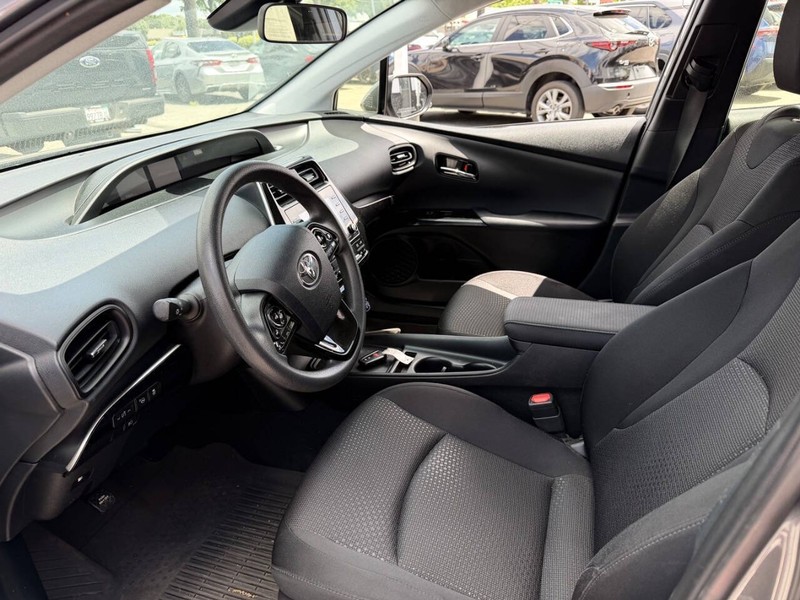 Toyota Prius Vehicle Full-screen Gallery Image 10