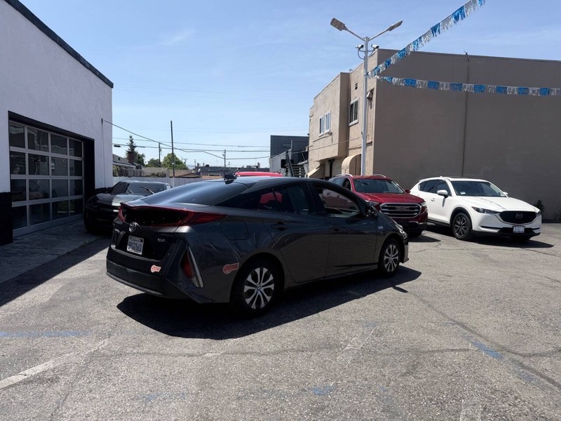 Toyota Prius Prime Vehicle Full-screen Gallery Image 04