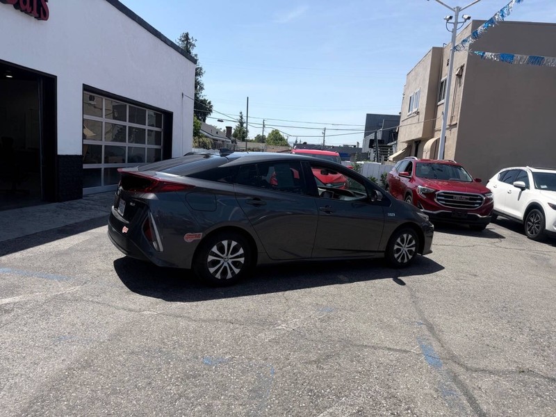 Toyota Prius Prime Vehicle Full-screen Gallery Image 05