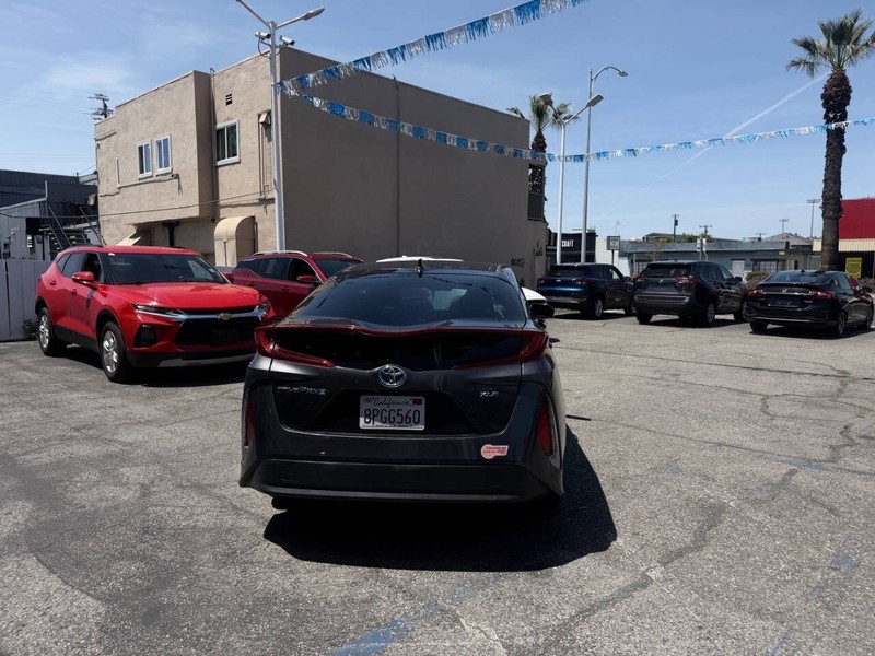 Toyota Prius Prime Vehicle Full-screen Gallery Image 06