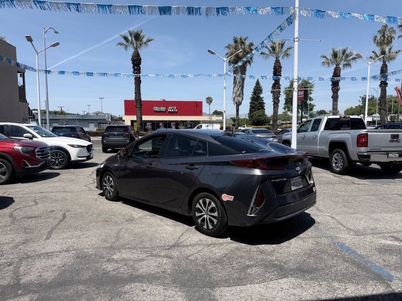 Toyota Prius Prime Vehicle Full-screen Gallery Image 07