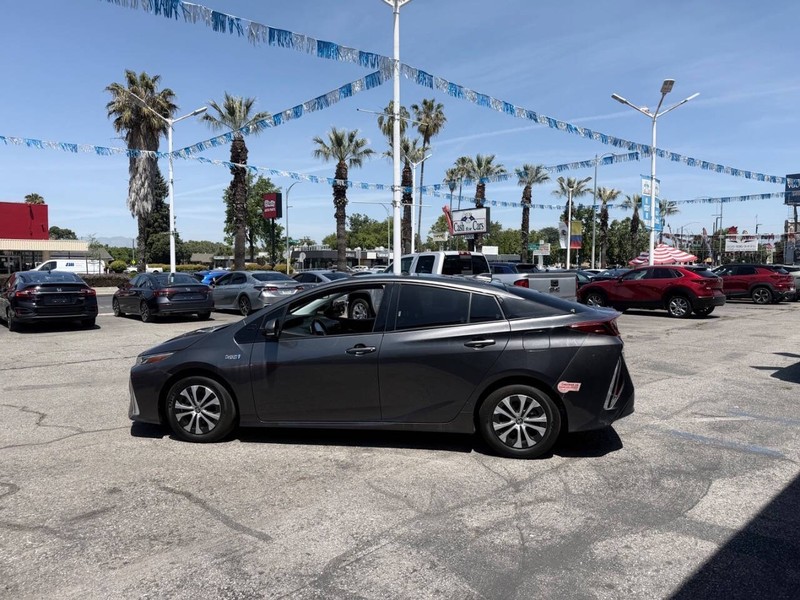 Toyota Prius Prime Vehicle Full-screen Gallery Image 08