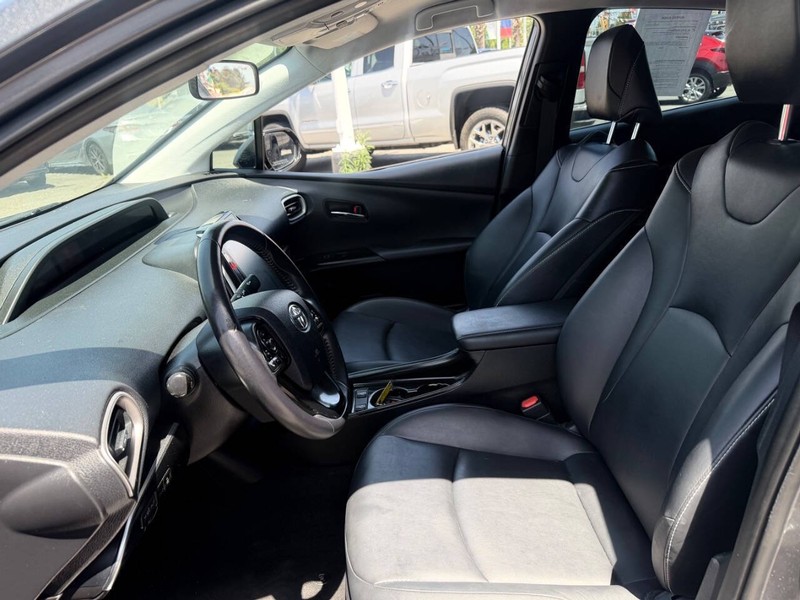 Toyota Prius Prime Vehicle Full-screen Gallery Image 10
