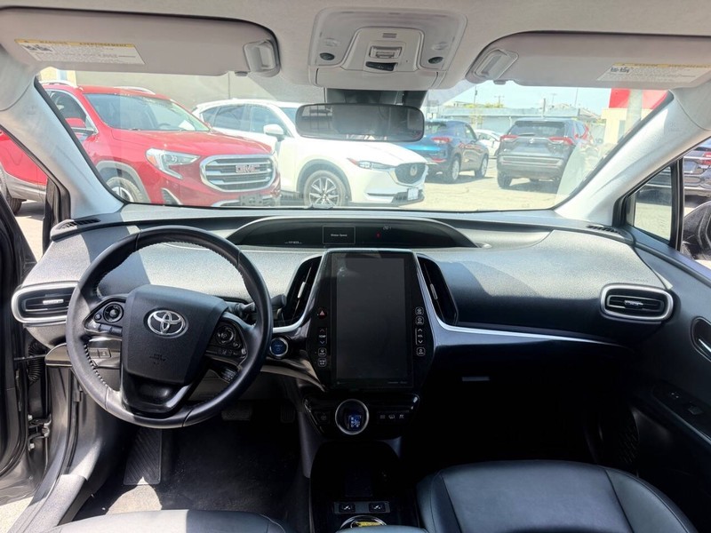 Toyota Prius Prime Vehicle Full-screen Gallery Image 11