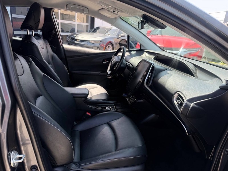 Toyota Prius Prime Vehicle Full-screen Gallery Image 13