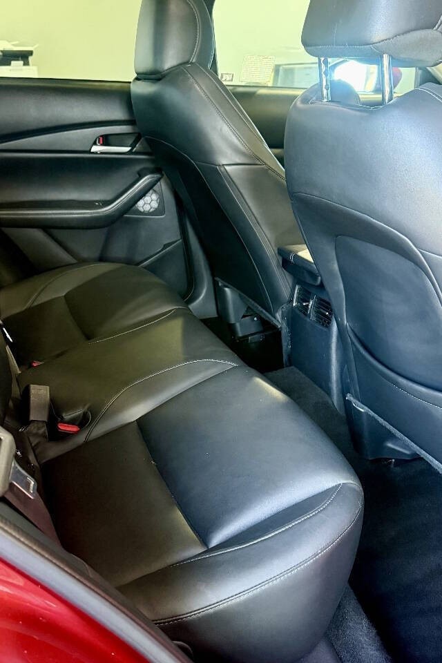 Mazda CX-30 Vehicle Full-screen Gallery Image 18
