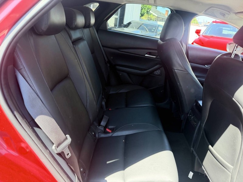 Mazda CX-30 Vehicle Full-screen Gallery Image 12