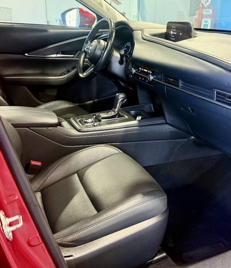 Mazda CX-30 Vehicle Full-screen Gallery Image 17