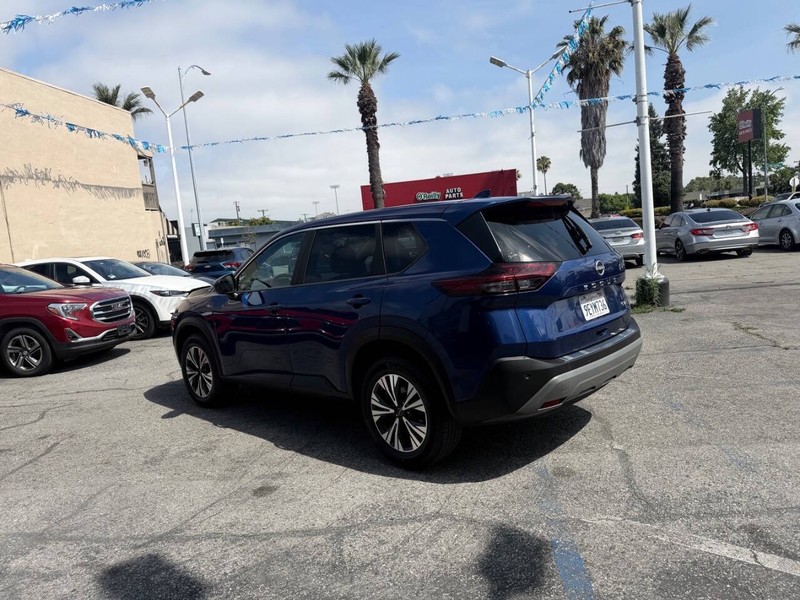 Nissan Rogue Vehicle Full-screen Gallery Image 09