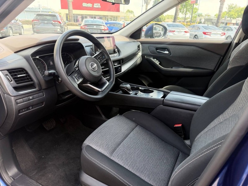 Nissan Rogue Vehicle Full-screen Gallery Image 11