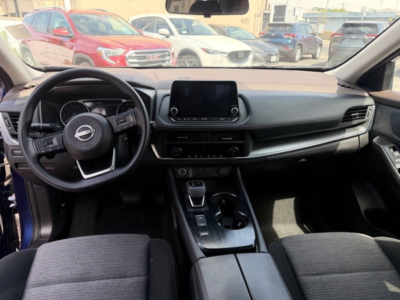 Nissan Rogue Vehicle Full-screen Gallery Image 12