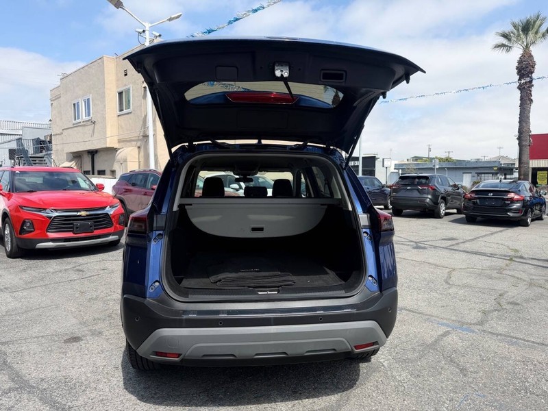 Nissan Rogue Vehicle Full-screen Gallery Image 13