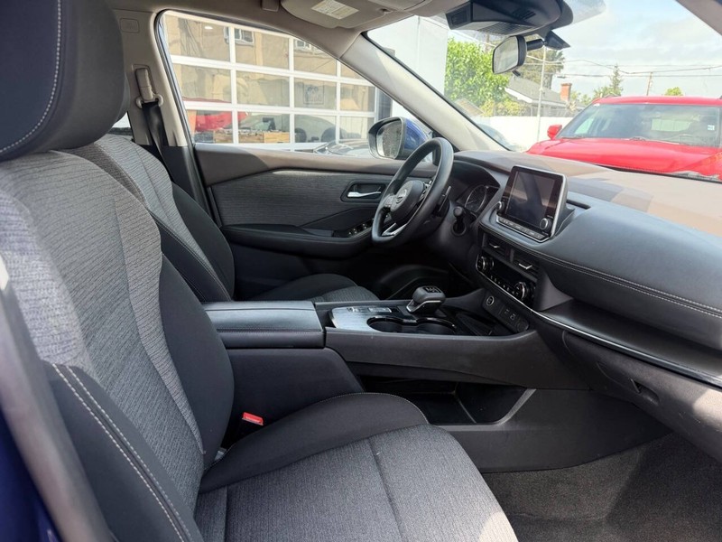 Nissan Rogue Vehicle Full-screen Gallery Image 15