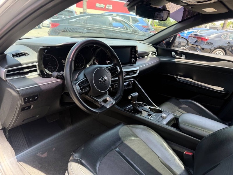 Kia K5 Vehicle Full-screen Gallery Image 09