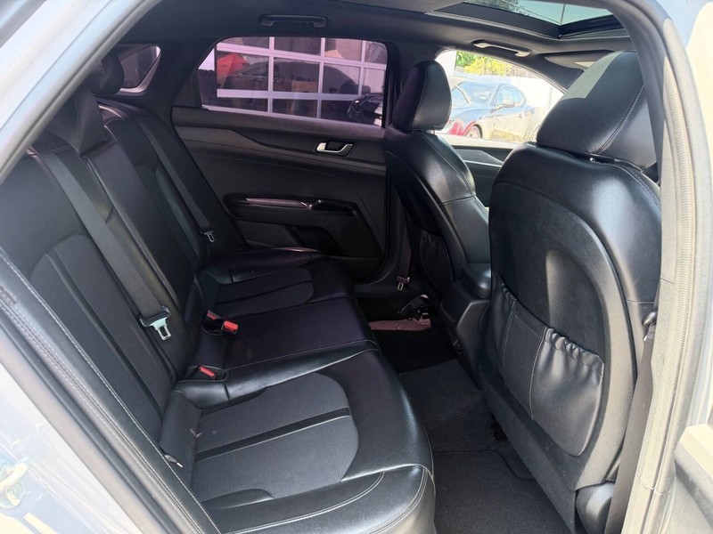Kia K5 Vehicle Full-screen Gallery Image 12
