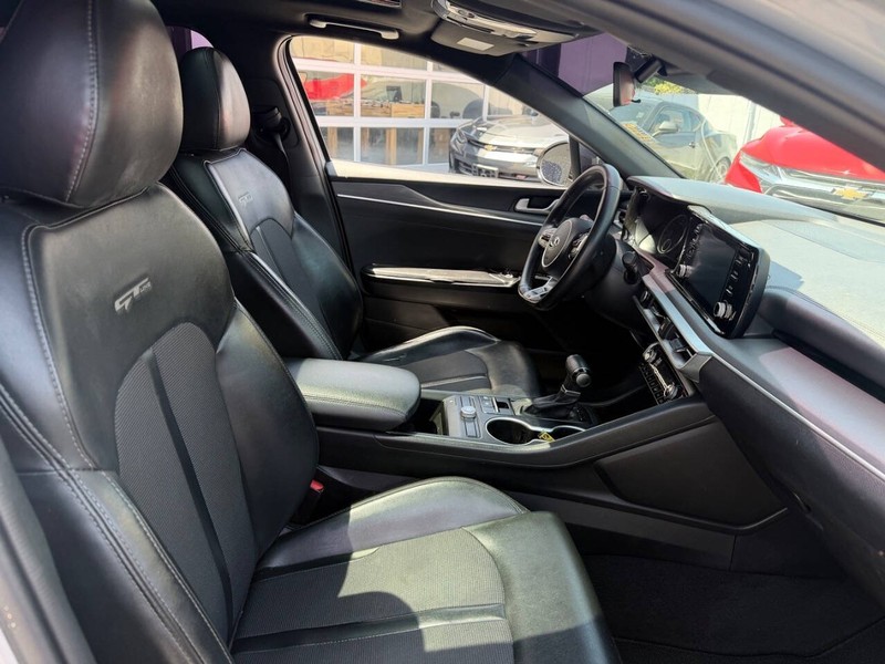 Kia K5 Vehicle Full-screen Gallery Image 13