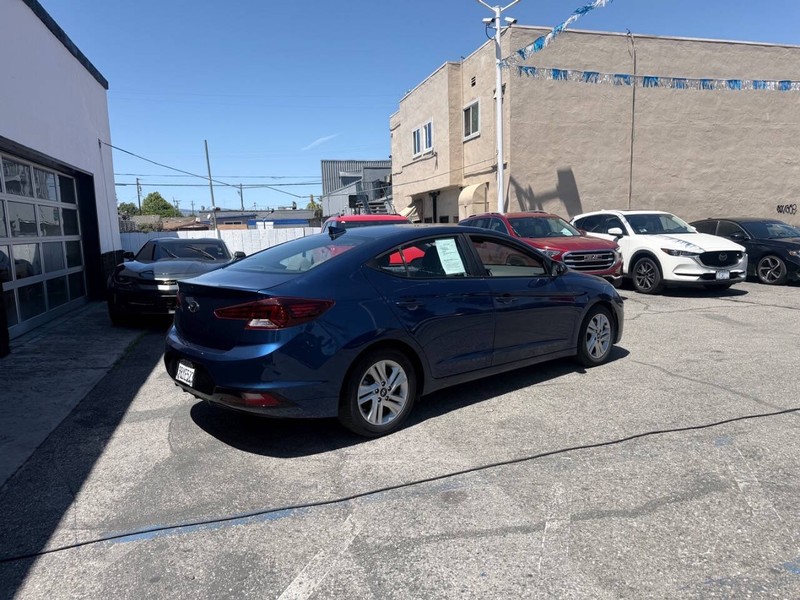 Hyundai Elantra Vehicle Full-screen Gallery Image 03