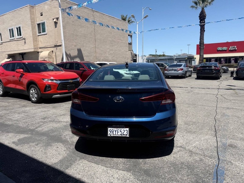 Hyundai Elantra Vehicle Full-screen Gallery Image 05