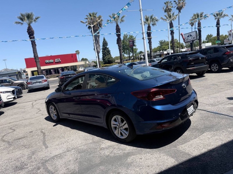 Hyundai Elantra Vehicle Full-screen Gallery Image 07