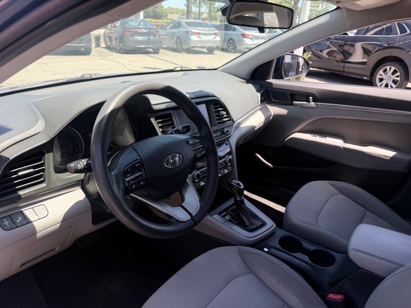 Hyundai Elantra Vehicle Full-screen Gallery Image 09