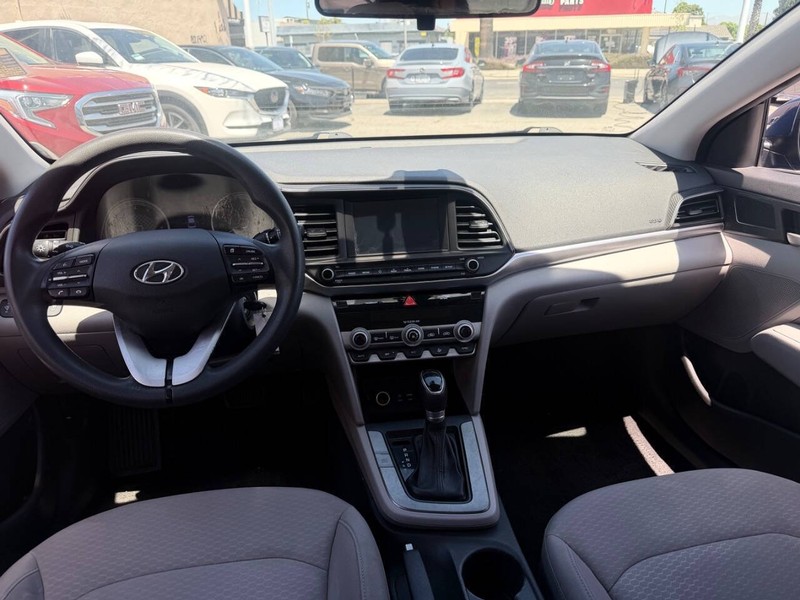 Hyundai Elantra Vehicle Full-screen Gallery Image 10