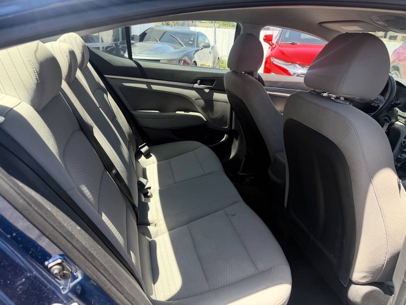 Hyundai Elantra Vehicle Full-screen Gallery Image 12