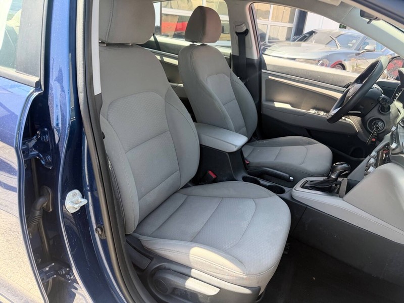Hyundai Elantra Vehicle Full-screen Gallery Image 13