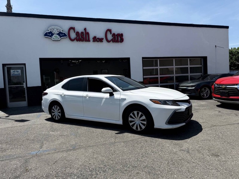 Toyota Camry Hybrid Vehicle Full-screen Gallery Image 02