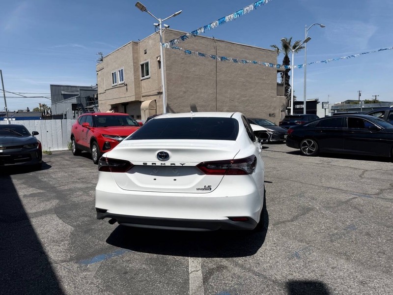 Toyota Camry Hybrid Vehicle Full-screen Gallery Image 04