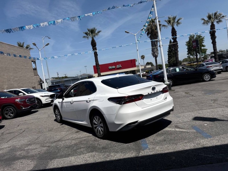 Toyota Camry Hybrid Vehicle Full-screen Gallery Image 05