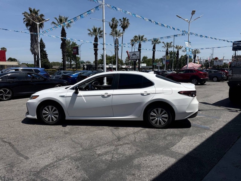 Toyota Camry Hybrid Vehicle Full-screen Gallery Image 06