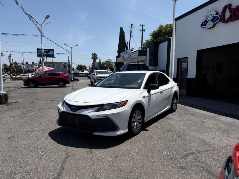 Toyota Camry Hybrid Vehicle Full-screen Gallery Image 09