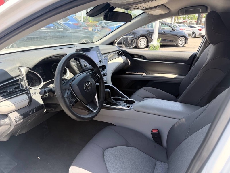 Toyota Camry Hybrid Vehicle Full-screen Gallery Image 10