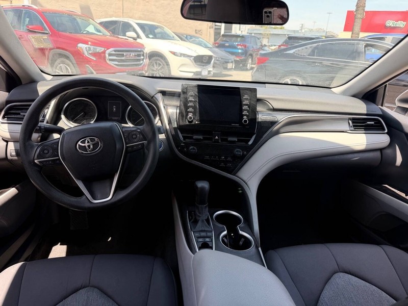 Toyota Camry Hybrid Vehicle Full-screen Gallery Image 11