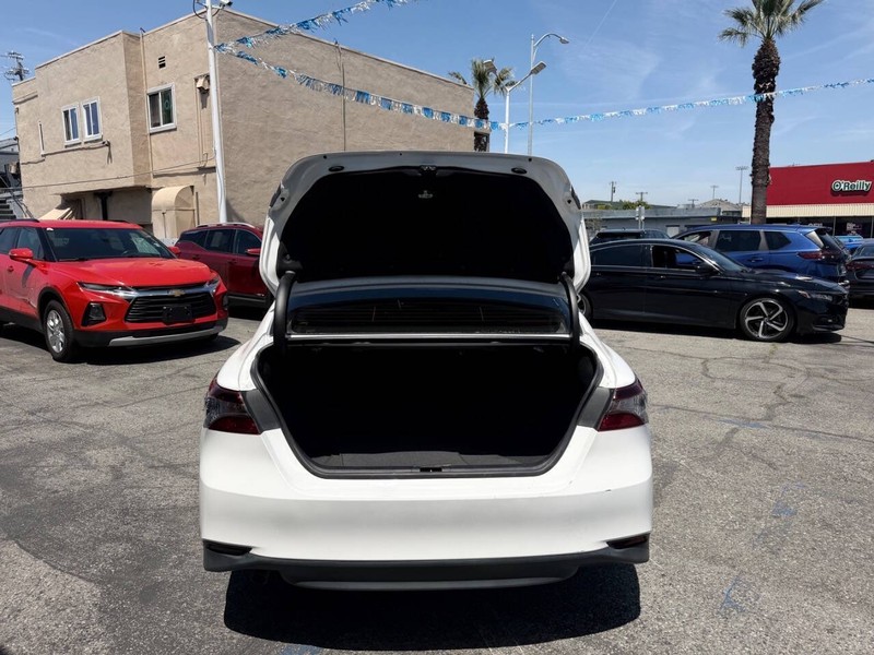 Toyota Camry Hybrid Vehicle Full-screen Gallery Image 12