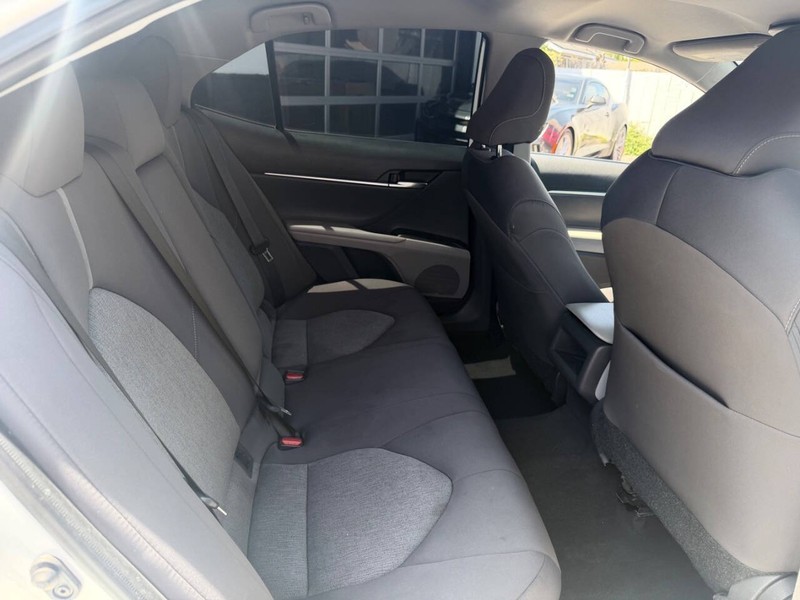 Toyota Camry Hybrid Vehicle Full-screen Gallery Image 13
