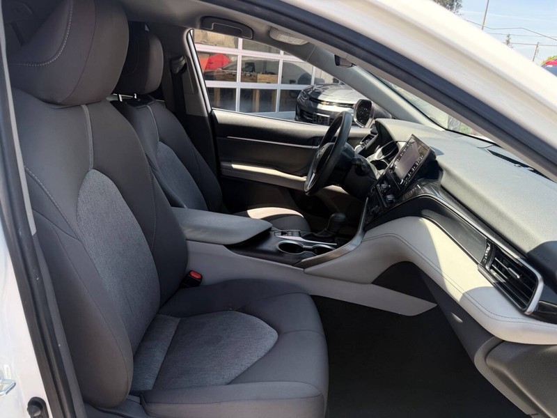 Toyota Camry Hybrid Vehicle Full-screen Gallery Image 14