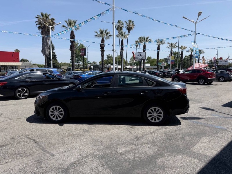 Kia Forte Vehicle Full-screen Gallery Image 06