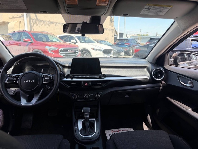 Kia Forte Vehicle Full-screen Gallery Image 10
