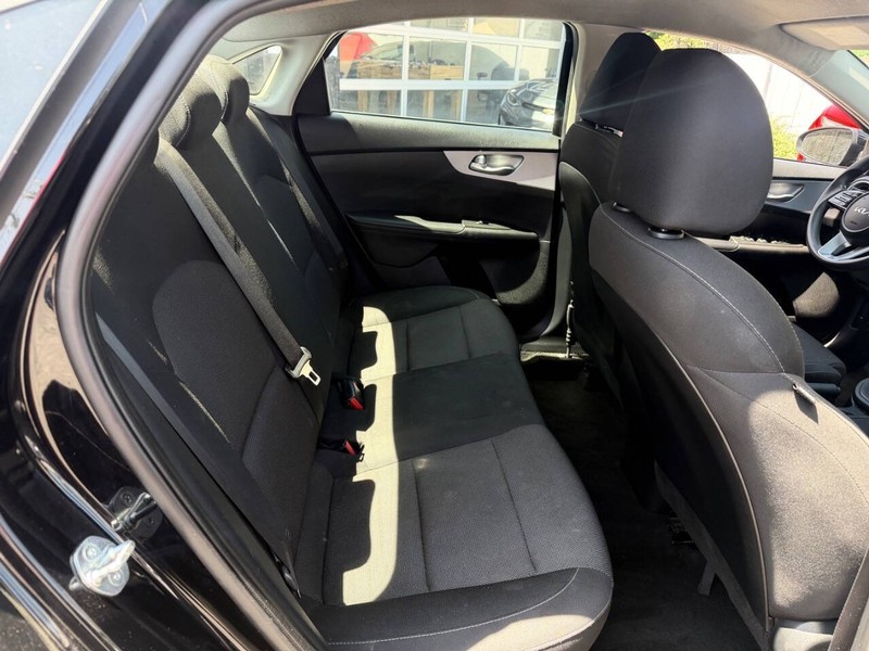 Kia Forte Vehicle Full-screen Gallery Image 12