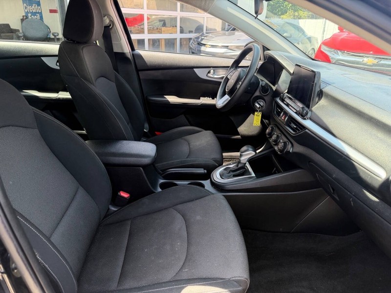 Kia Forte Vehicle Full-screen Gallery Image 13