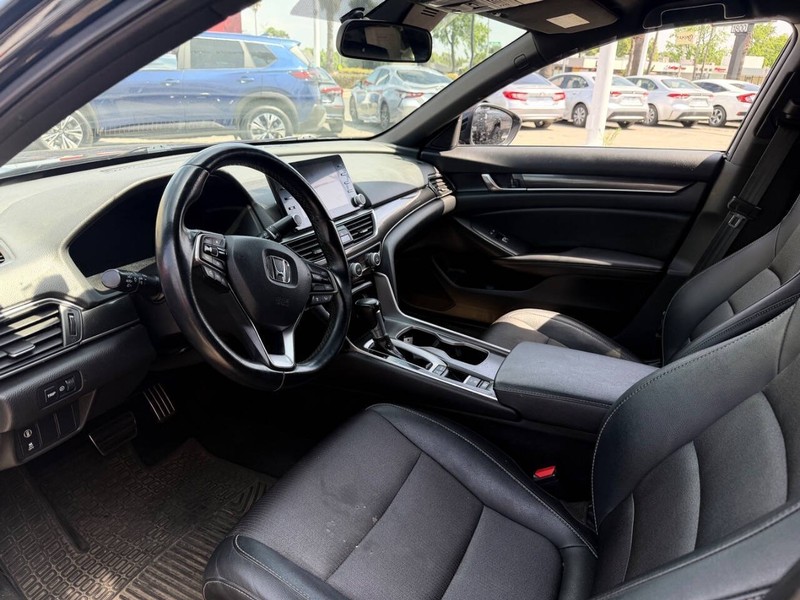 Honda Accord Sedan Vehicle Full-screen Gallery Image 09