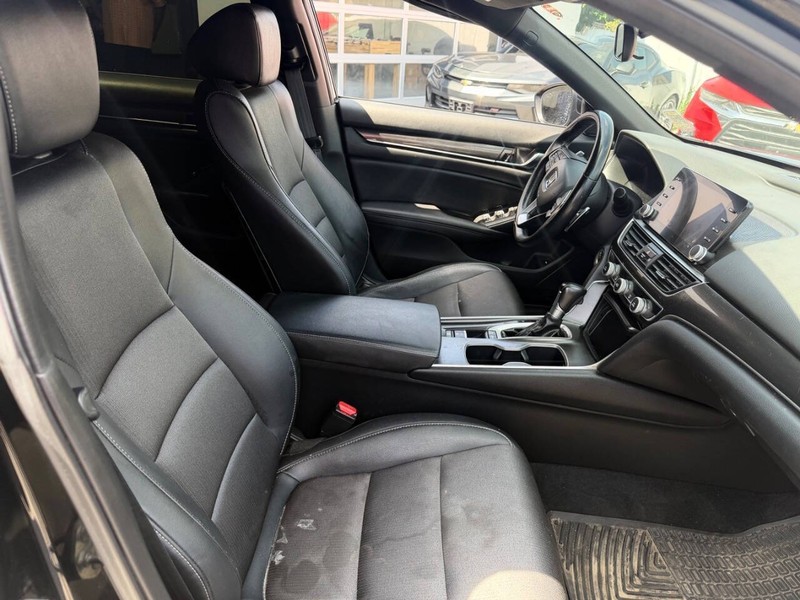 Honda Accord Sedan Vehicle Full-screen Gallery Image 11