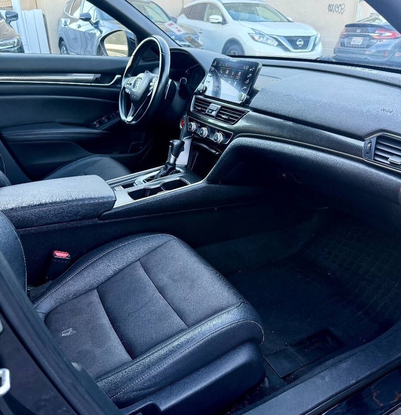 Honda Accord Sedan Vehicle Full-screen Gallery Image 17