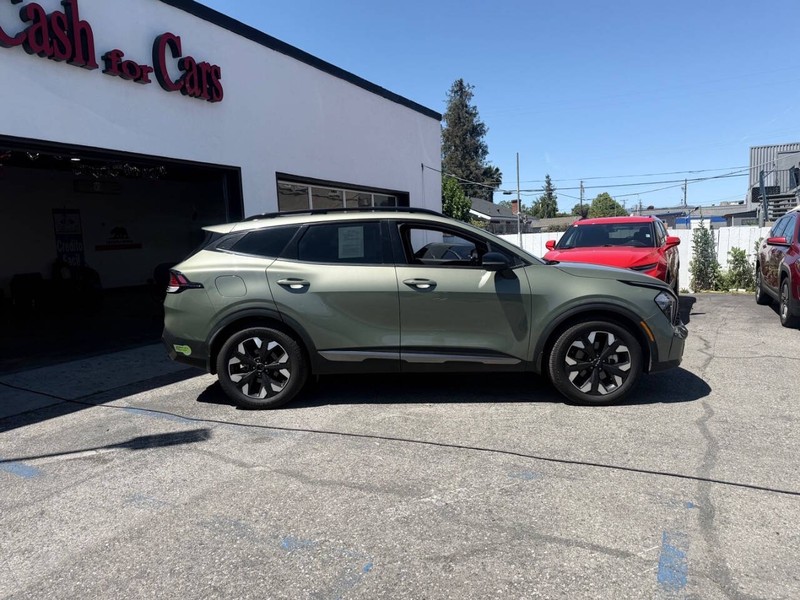 Kia Sportage Plug-In Hybrid Vehicle Full-screen Gallery Image 04