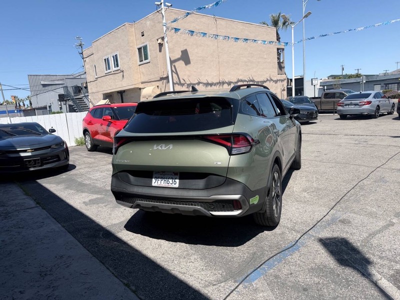 Kia Sportage Plug-In Hybrid Vehicle Full-screen Gallery Image 05