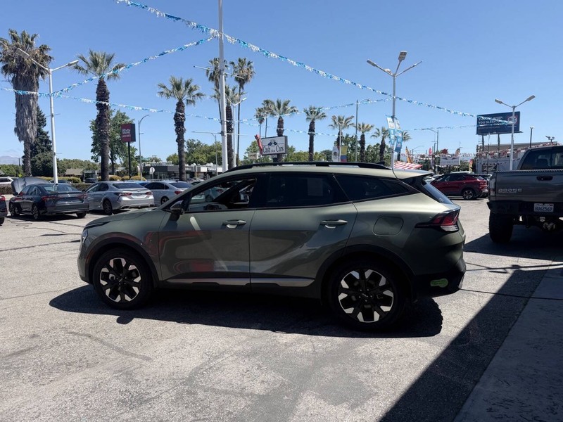 Kia Sportage Plug-In Hybrid Vehicle Full-screen Gallery Image 08