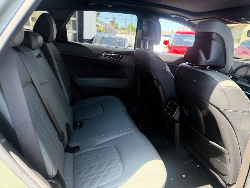 Kia Sportage Plug-In Hybrid Vehicle Full-screen Gallery Image 14