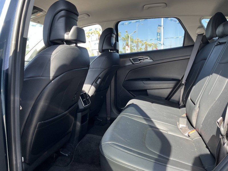 Kia Sportage Hybrid Vehicle Full-screen Gallery Image 15